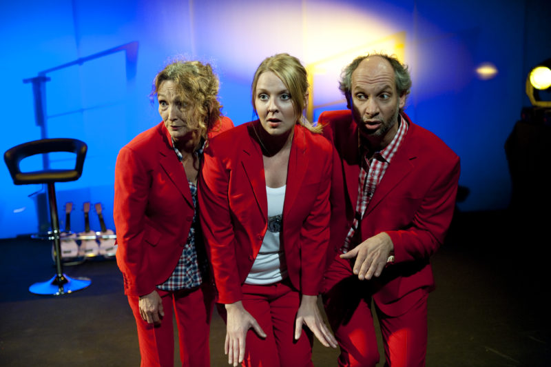 tre personer i rød dress