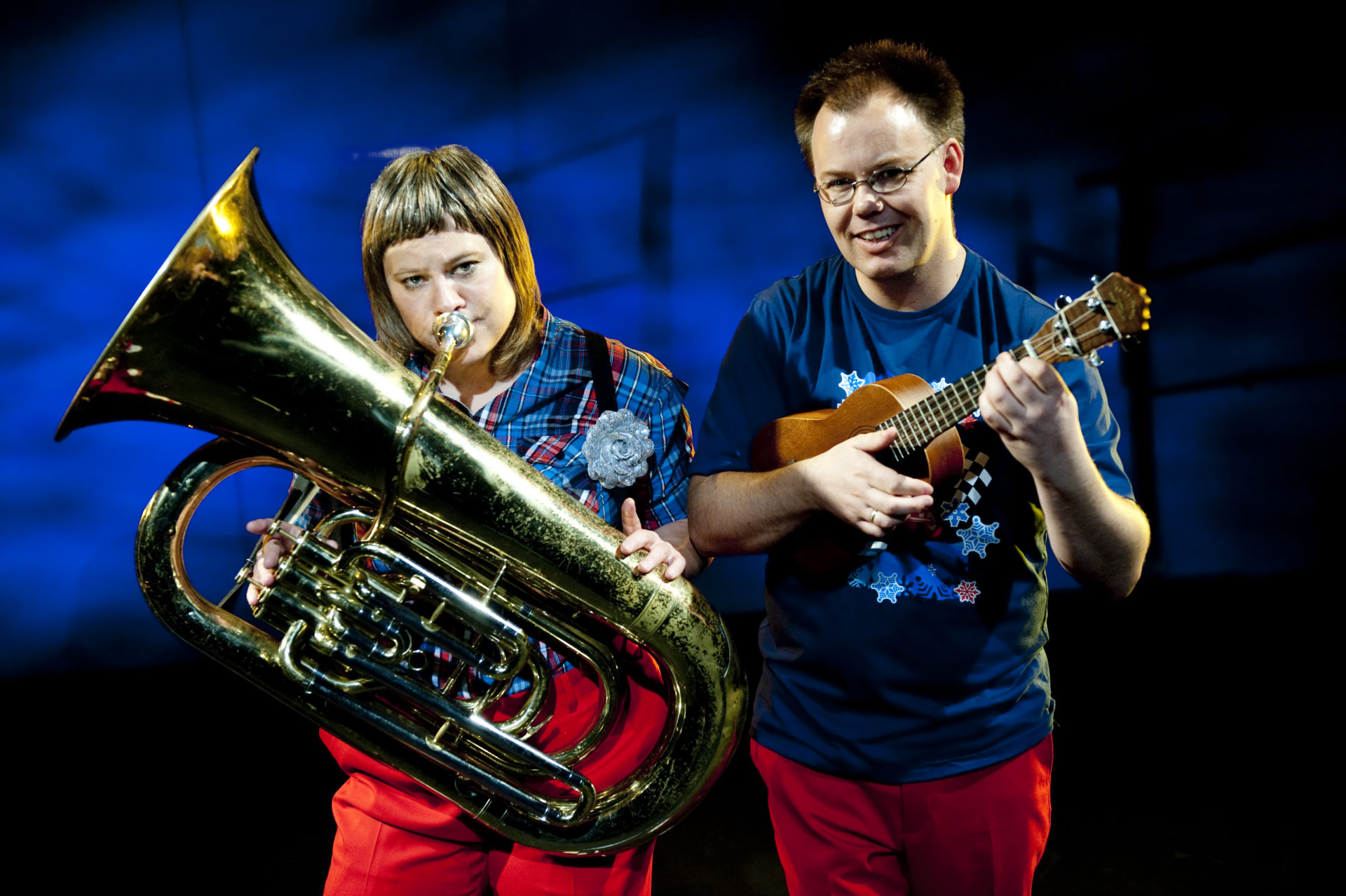 dame med tuba og mann med ukulele