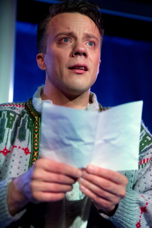 Mann gråter med et brev i hendene