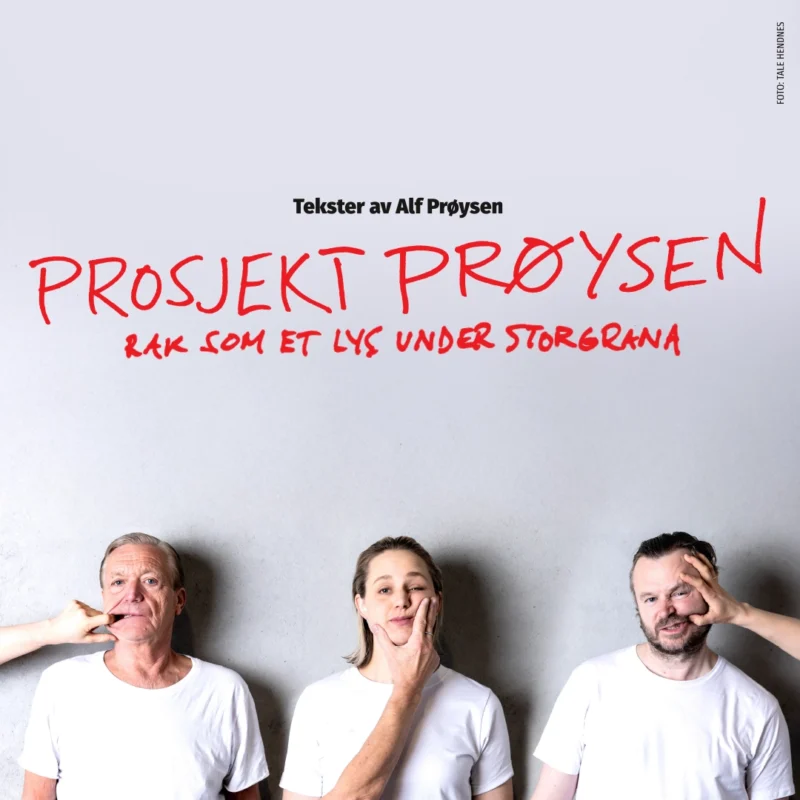 Portrett av to menn og en kvinne i midten, alle iført hvite t-skjorter og på ulikt vis får fordreid ansiktet sitt av hender.