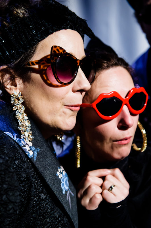 To damer med solbriller