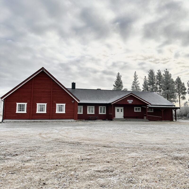 Grusplass, et hus og skog bak huset