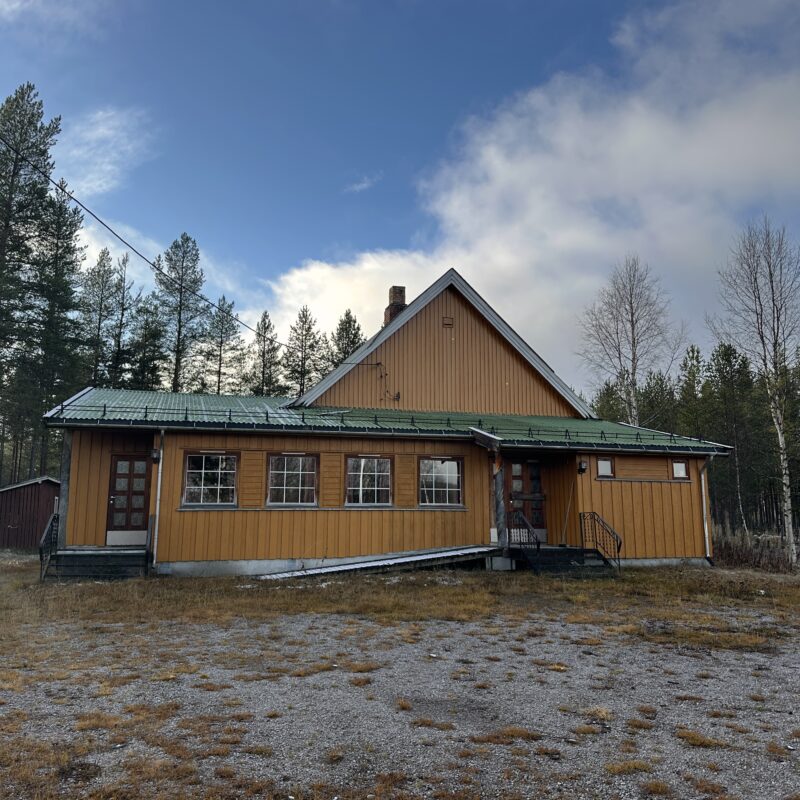 Plen, et hus og skog bak huset