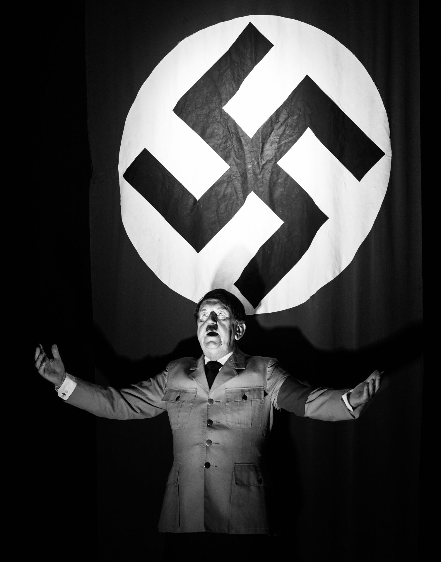 Pip Utton som Hitler, rett under stort nazi-banner