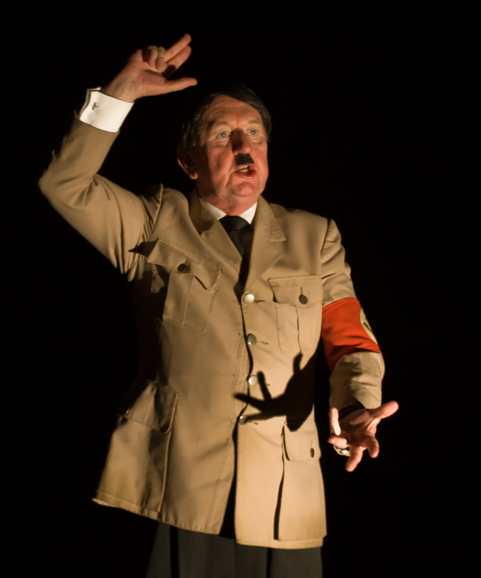 Pip Utton som Hitler, gestikulerende