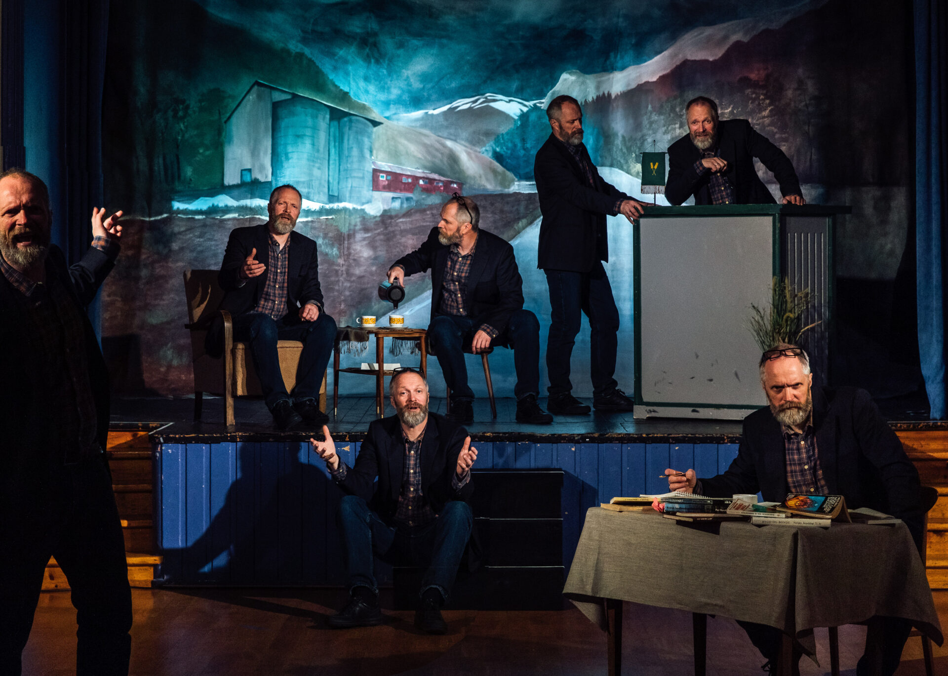 Samme mann med rutete skjorte og dressjakke i sju ulike plasseringer og posisjoner