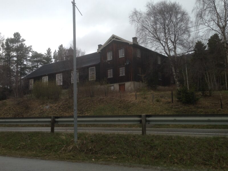 Et hus står på en høyde. Trær rundt