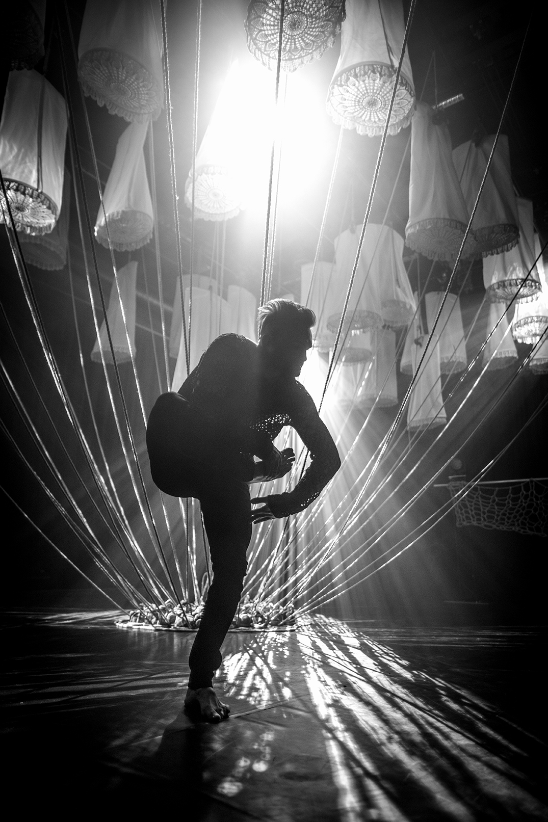 Mann danser under lanterner
