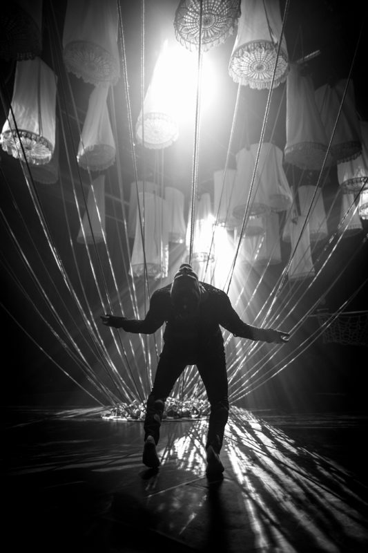 Mann danser under lanterner
