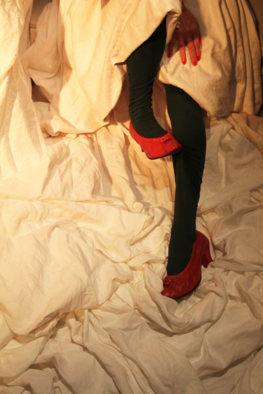 Dame med røde sko