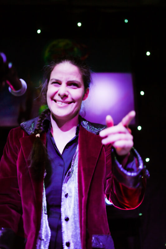 Person smiler og peker