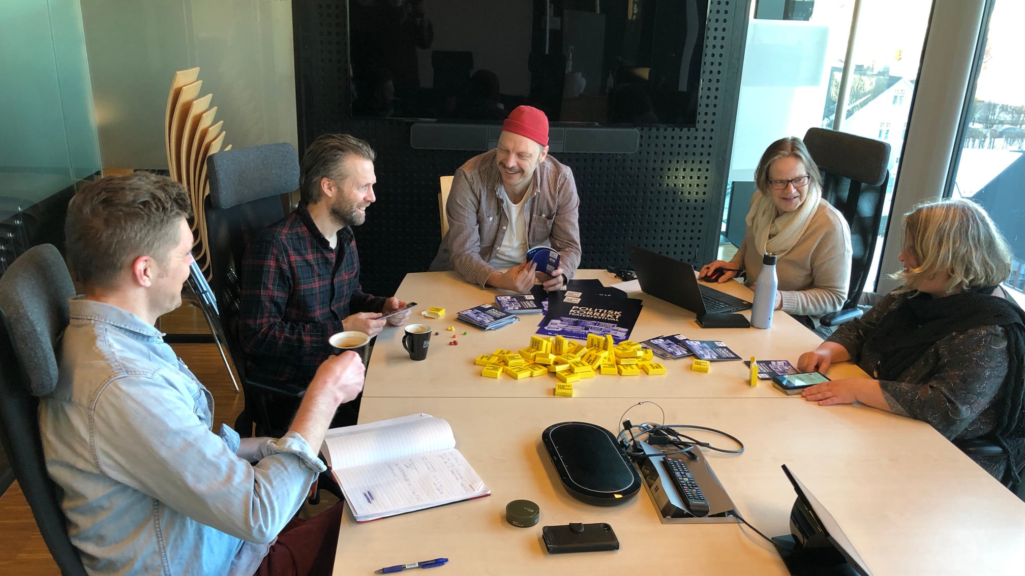 5 personer rundt et bord