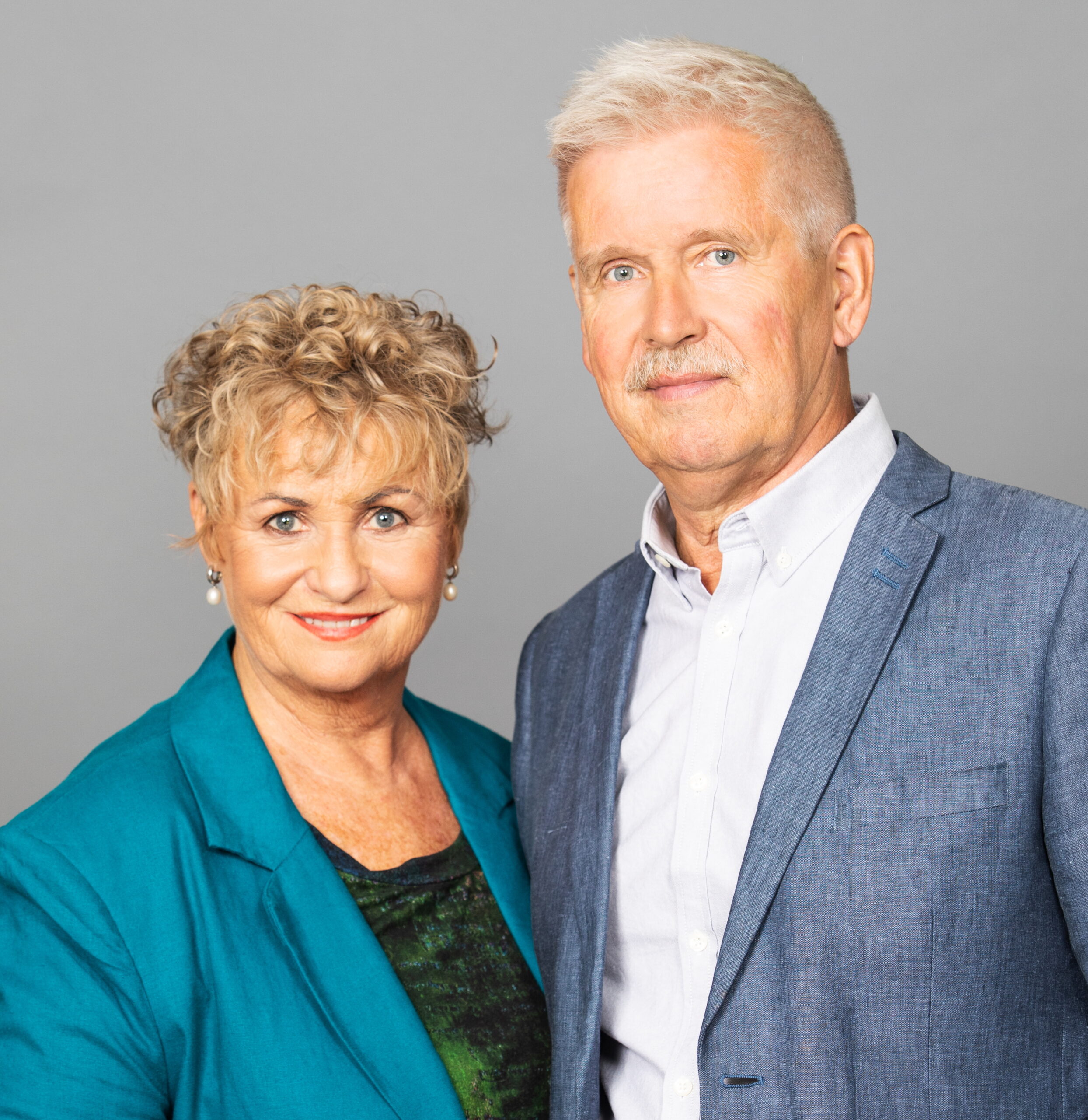 Portrett mann og kvinne ved siden av hverandre