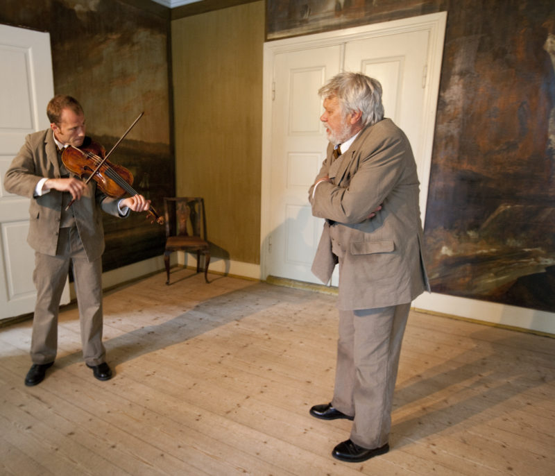mann med en mann med violin