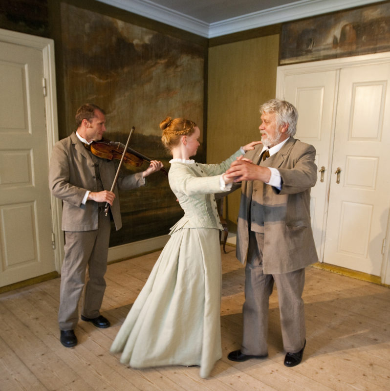 mann spiller violin mens mann og dame danser