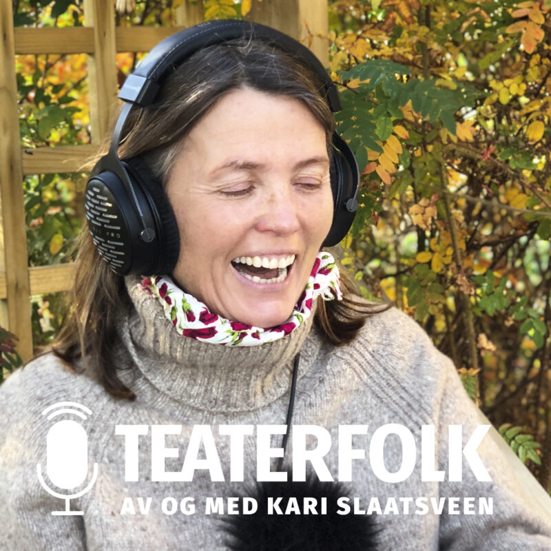 Kvinne med headset, tekst Teaterfolk av og med Kari Slaatsveen