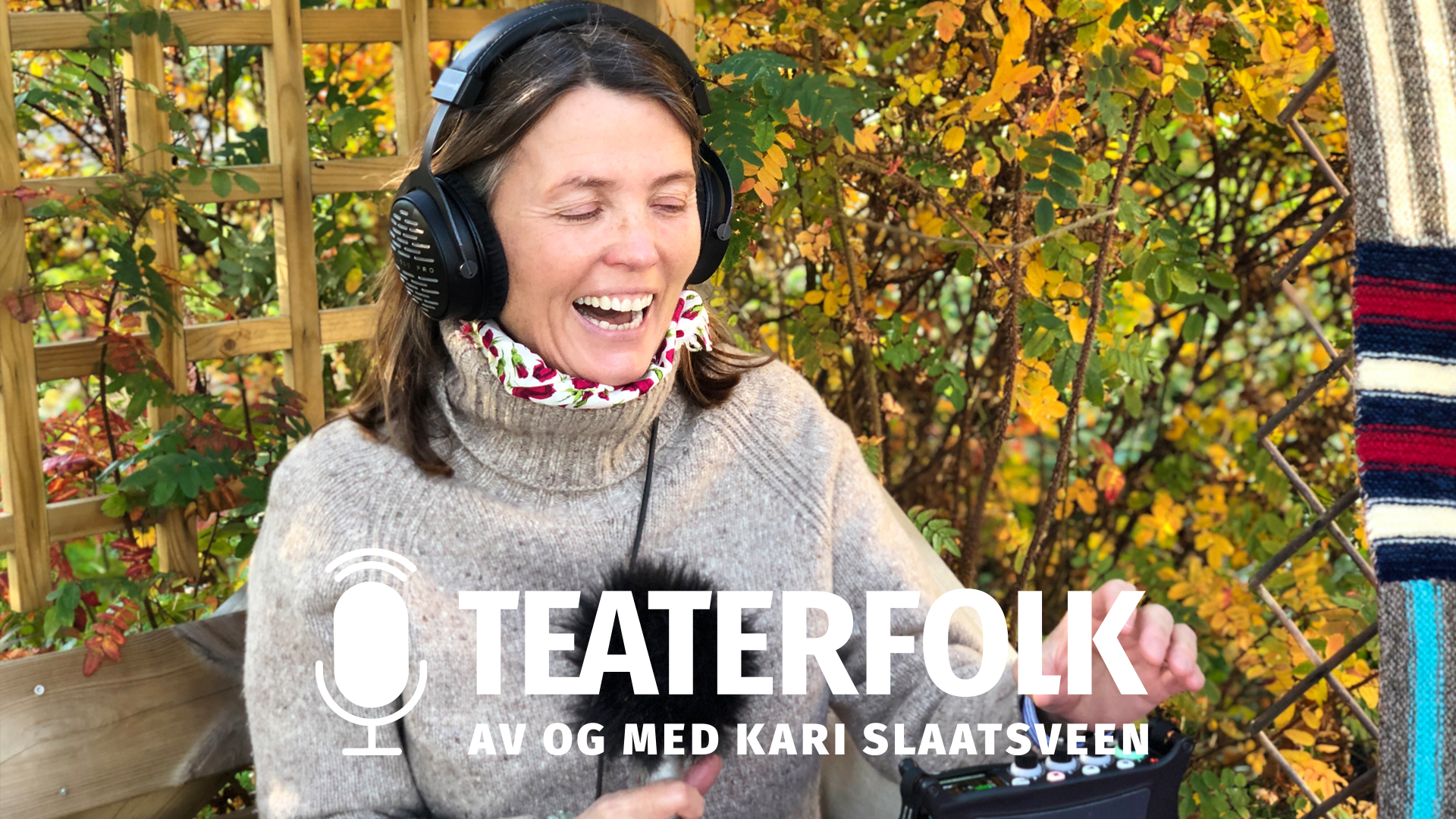 Kvinne med headset, tekst Teaterfolk av og med Kari Slaatsveen