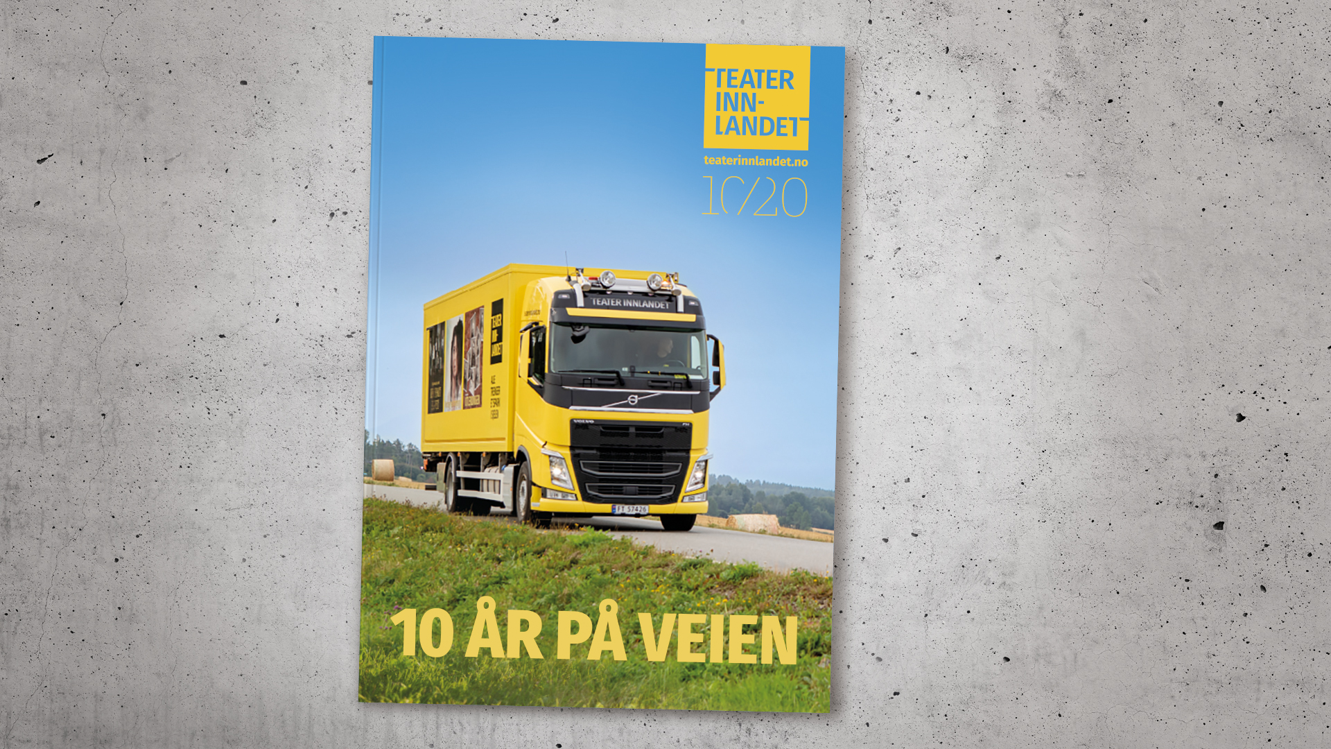 Bilde av katalog, gul lastebil, tekst 10 ÅR PÅ VEIEN