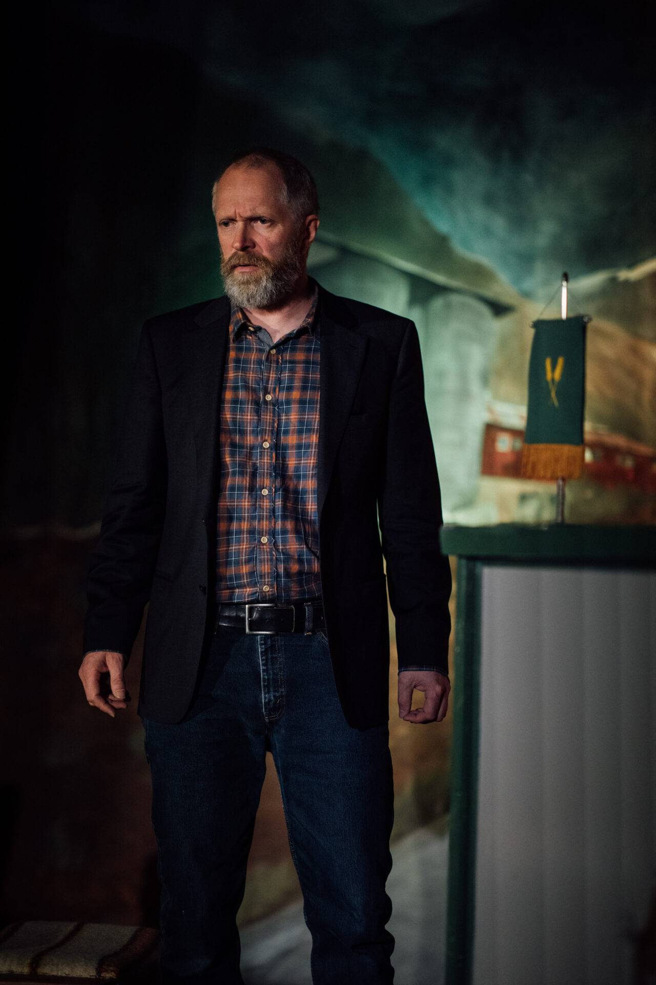 En mann med rutete skjorte og dressjakke