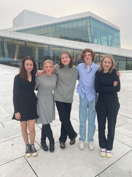 Fem ungdommer (jenter) oppstilt ved operaen i Oslo.