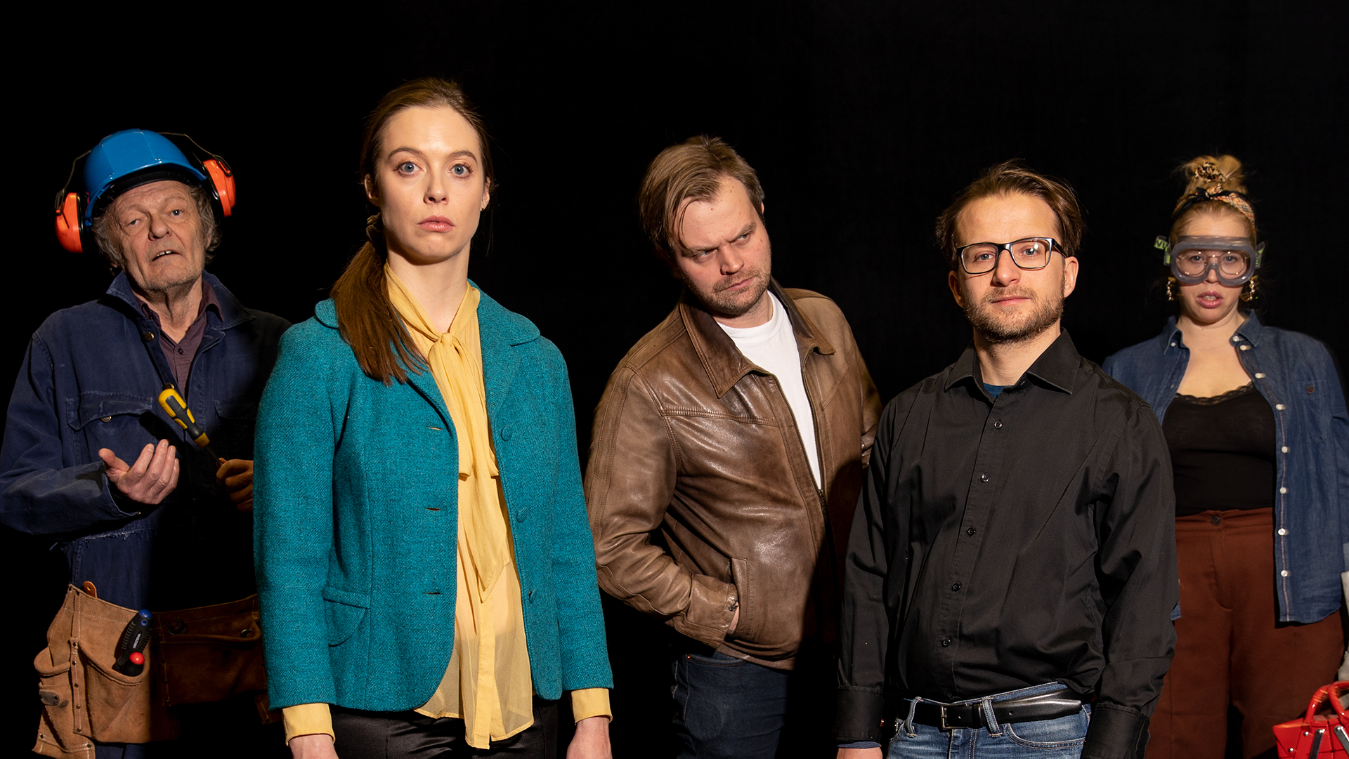 fem personer i ulike kostymer