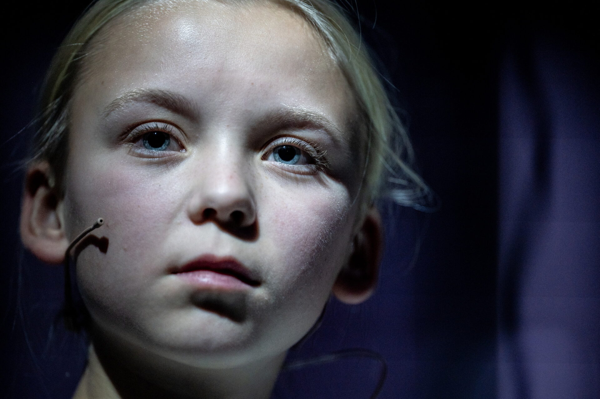 Nærbilde av ansiktet til jente med lyst hår.