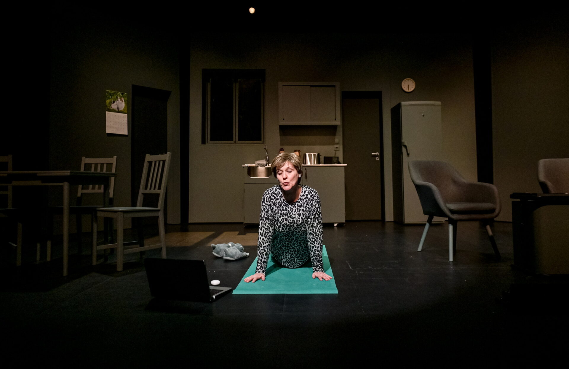 Kvinne med hender og knær på en yogamatte