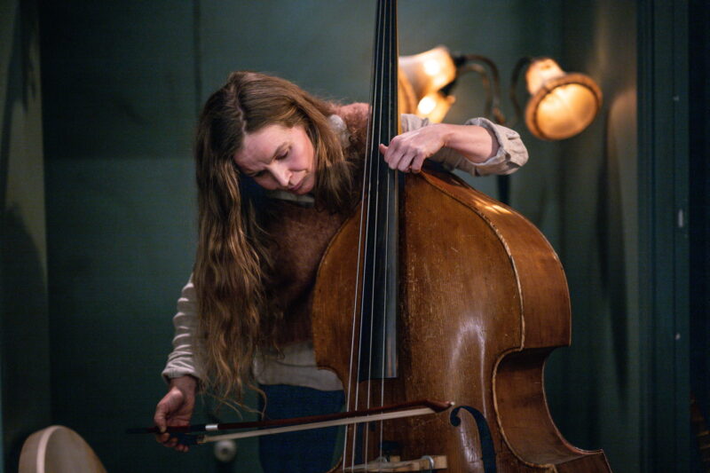 Kvinne spiller cello