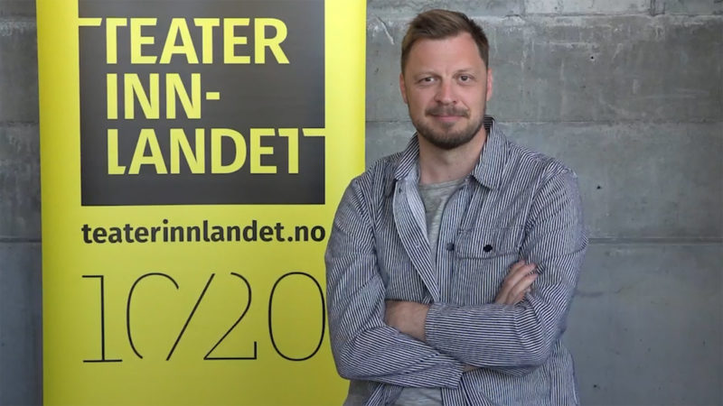 Mann ved siden av Teater Innlandet-rollup